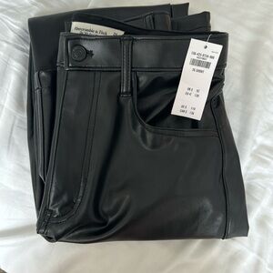 Curve Love A&F Vegan Leather 90s Ultra High Rise Straight Pant